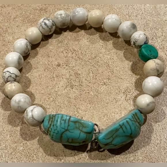 Turquoise and Howlite Beaded Bracelet - Picture 3 of 3